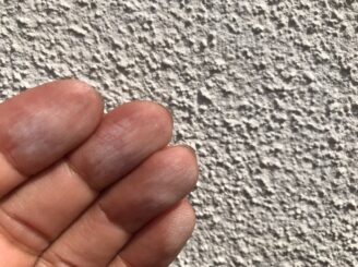 春日井市　外壁塗装　屋根塗装　玄関上　カビ　苔　色の退色　変色　塗り替え　手に粉　チョーキング現象　防水工事