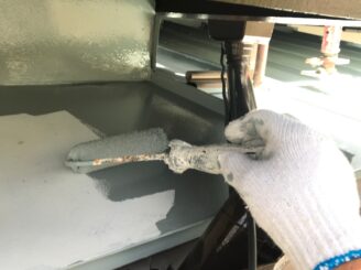 春日井市 外壁塗装 屋根塗装 玄関上 カビ 苔 色の退色 変色 塗り替え 手に粉 チョーキング現象 防水機能低下 雨戸 塗膜剥離 縁台 木部腐食 ボソボソ バイオ洗浄 高圧洗浄 屋根洗浄 鼻隠し洗浄 樋裏 養生 窓周り 軒天井塗り替え 付帯部 軒樋 横樋 樋 塗り替え 雨戸塗り替え 下屋根中塗り