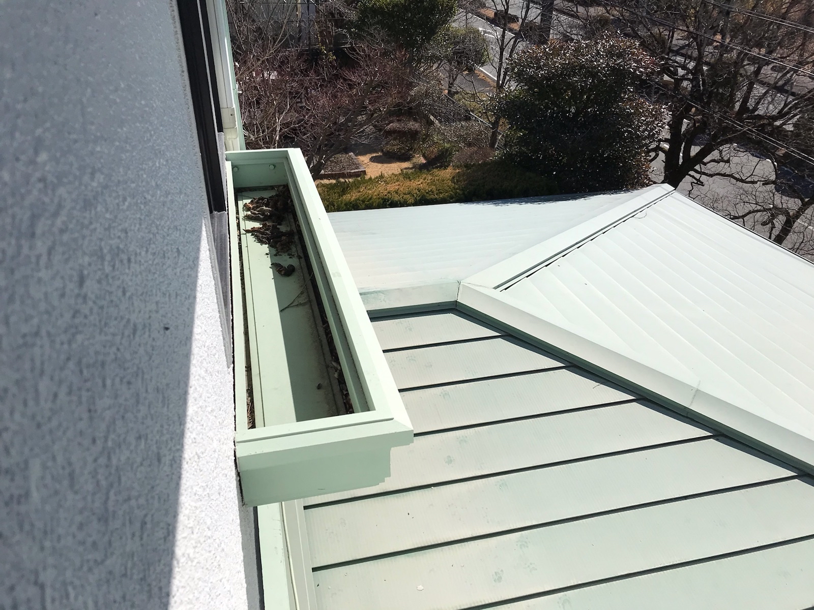 多治見市　外壁塗装　屋根カバー工法　下屋根塗り替え塗装　施工前　施工後　色の退色　ハゲ　Befor　After