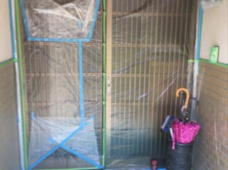 多治見市 外壁塗装 塗り替え工事 屋根棟の積み替え 漆喰剝がれ 漆喰汚れ 棟積直し 軒天井剝がれ シリコン塗料 見積り無料 現地調査 プロタイムズ多治見店 目地ひび割れ 小庇 色の変体色 格子 色の退色 色落ち 玄関上屋根 カビ 苔の発生 バイオ洗浄 高圧洗浄機 樋洗浄 外壁 タイル洗浄 養生