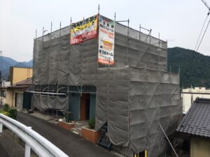 中津川市坂下に屋根塗装、ベランダ防水、外壁塗装の足場が立ちました。