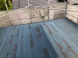 可児市 屋根葺き替え工事 カバー工法 色の退色 カビ 苔の発生 LIXIL Tルーフ ブラック 色落ち 見積り無料 多治見市 日成ホーム プロタイムズ多治見店 ルーフィング 防水シート