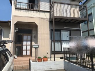 多治見市 屋根カバー Tルーフ スレート屋根 気泡 リクシル LIXIL 見積り無料 日成ホーム プロタイムズ多治見店 施工前 玄関周り外壁 色の変退色