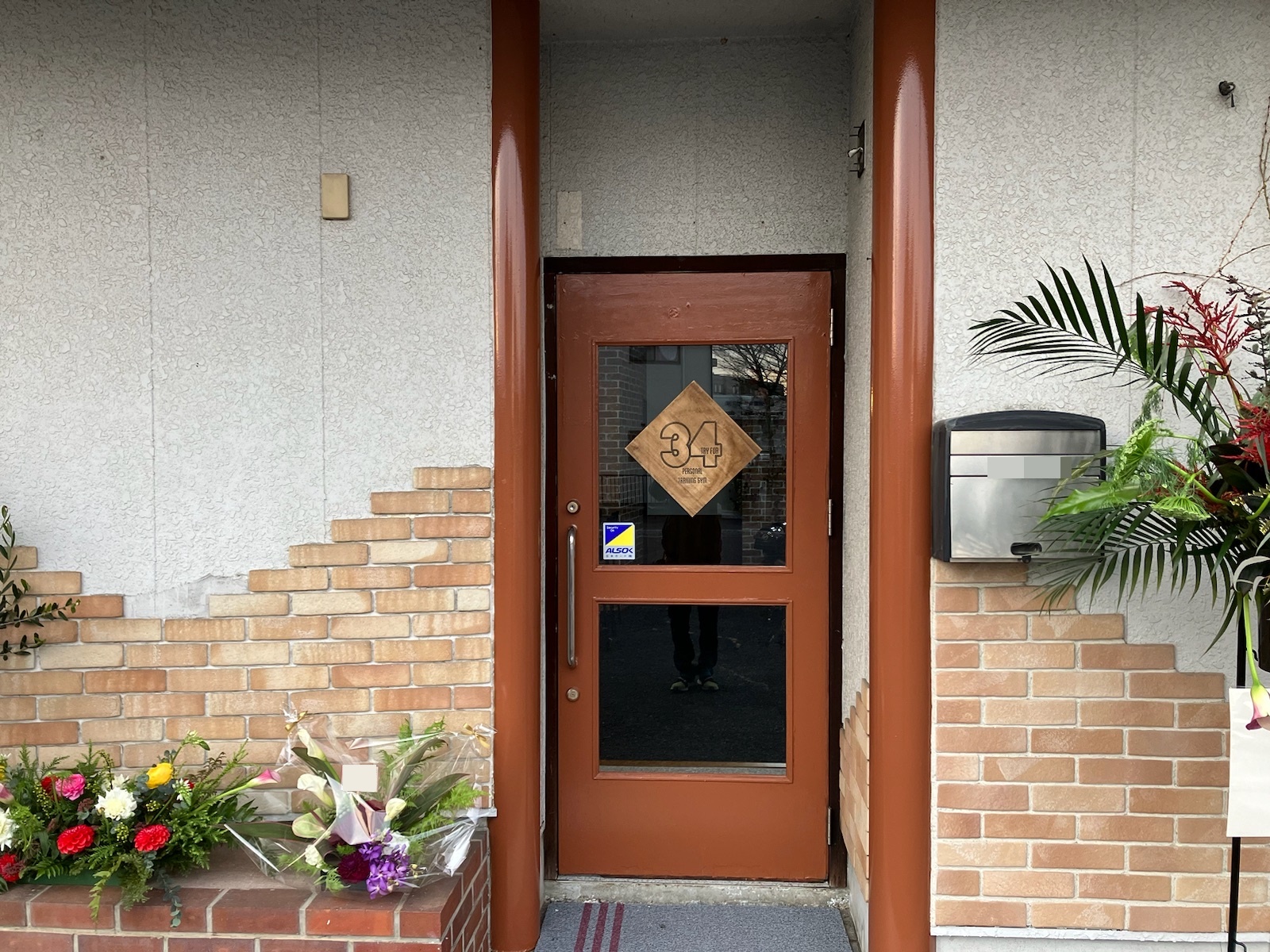 多治見市光ヶ丘　パーソナルトレーニングジム　玄関　扉　塗り替え　オープン　日成ホーム　プロタイムズ多治見店