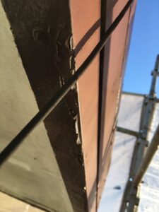 恵那市で屋根と破風板の塗装を行います。屋根はセッパン屋根です。破風板も板金です。