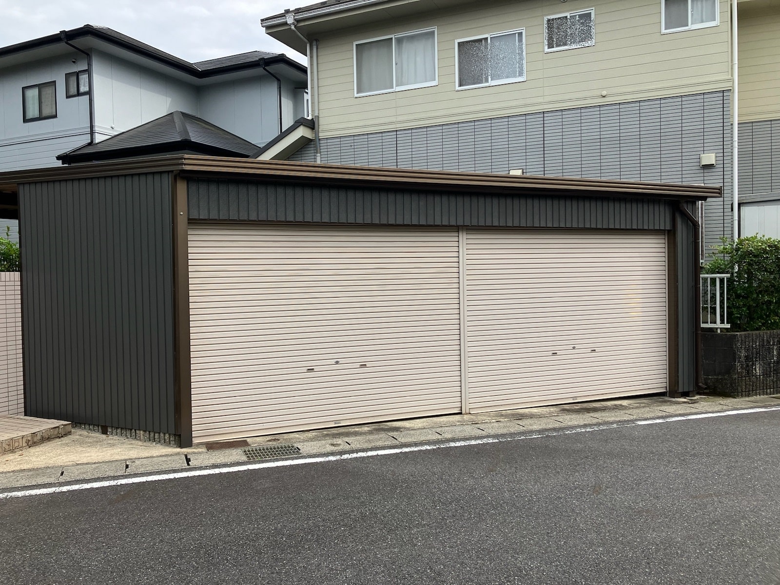 多治見市脇之島町　駐車場　折半屋根塗装　塗り替え　日成ホーム　プロタイムズ多治見店