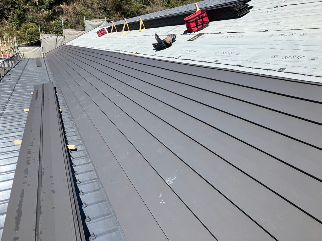 屋根カバー工事中