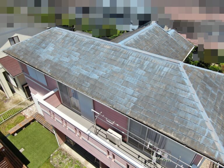 屋根と外壁の塗装が剥げた家