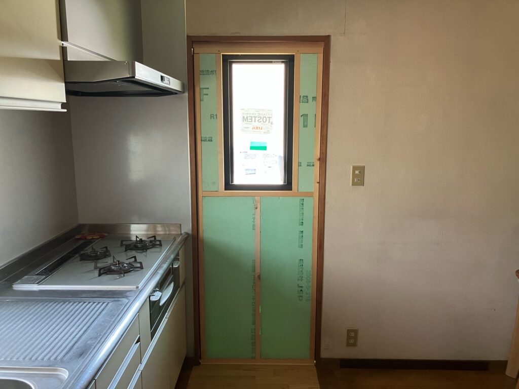 土岐市　勝手口窓