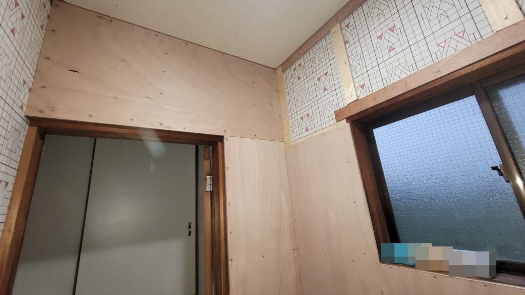 トイレリフォーム中　壁コンパネ貼り