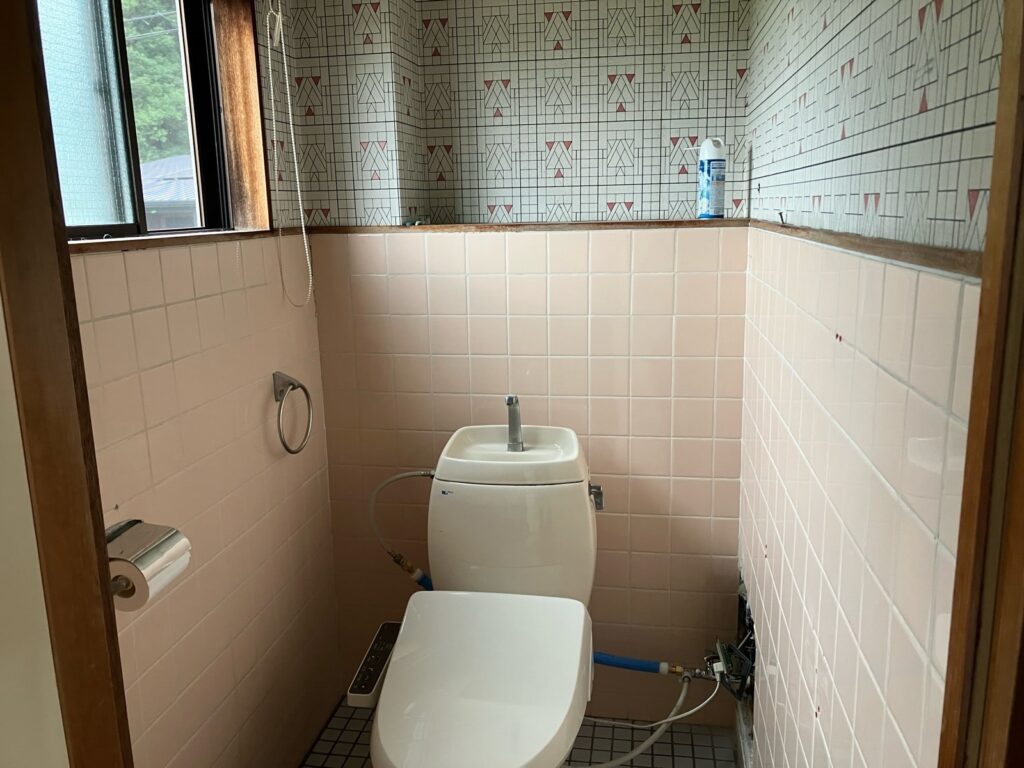 トイレ　タイル貼り　古い