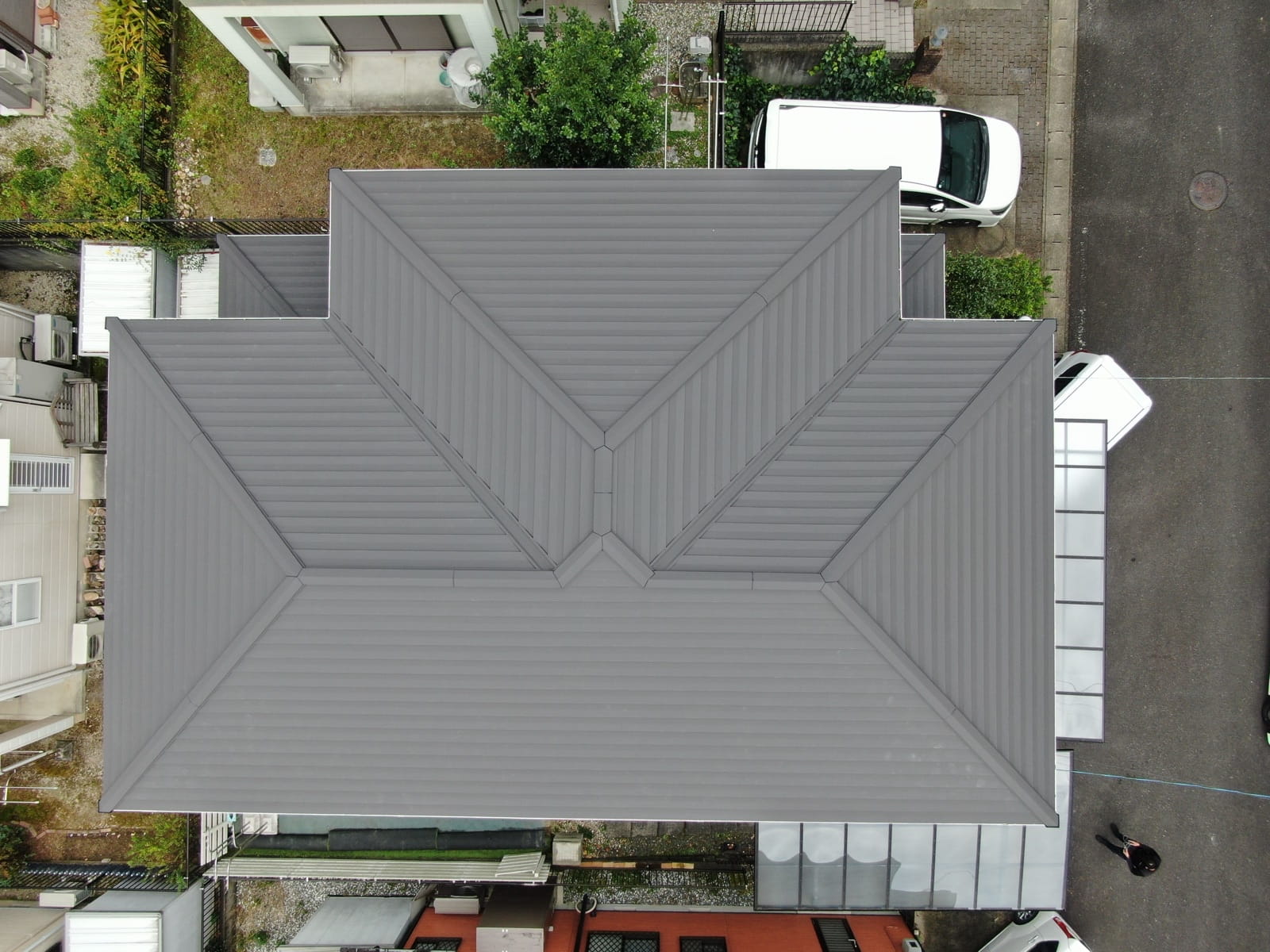 外壁塗装　屋根カバー工事　ベランダ板金　玄関ドア交換