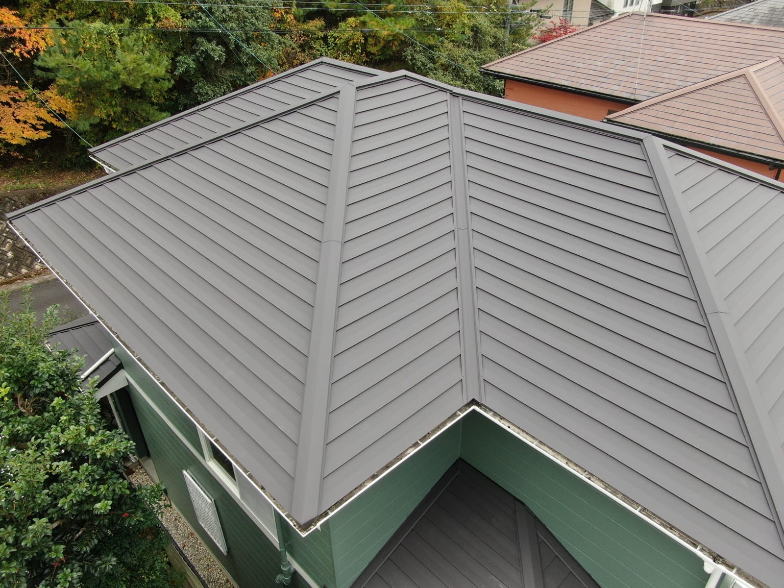 外壁塗装　屋根カバー工事　ベランダ板金　玄関ドア交換