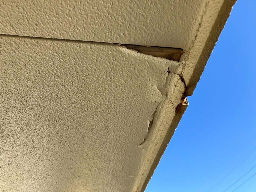 多治見市脇之島町 ベランダ裏天井 捲れ