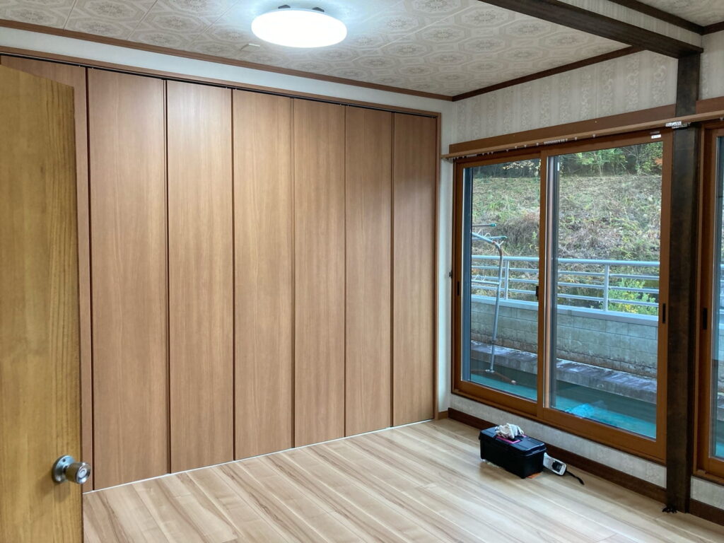 土岐市 クローゼット造作中 床重ね貼り 内装リフォーム完成