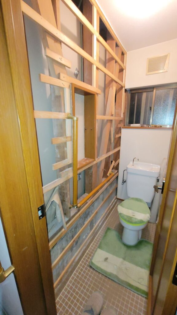 多治見市脇之島町　トイレ　壁　リフォーム工事中