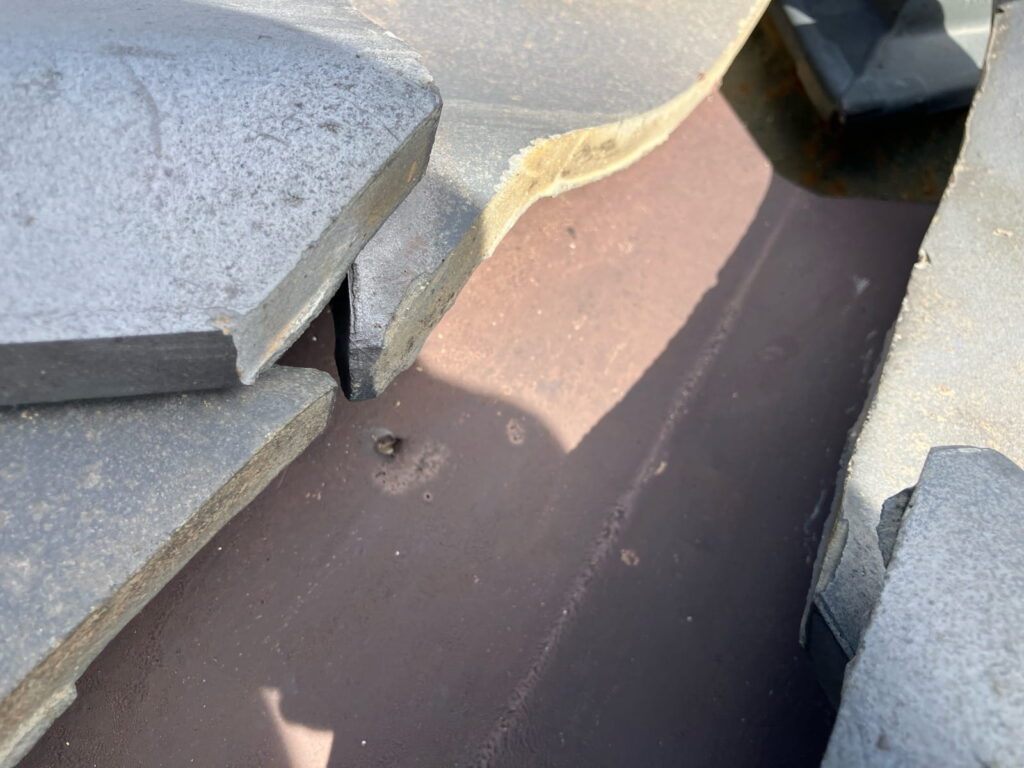 多治見市　瓦屋根　谷樋　穴