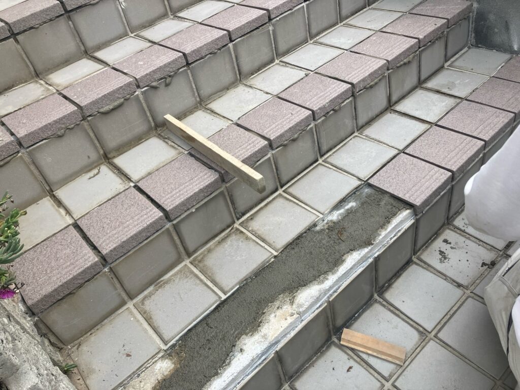 多治見市幸町　タイル工事中