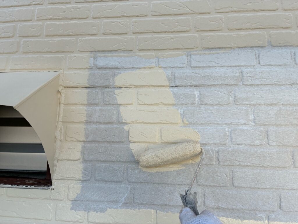 土岐市肥田町　外壁塗装工事　中塗り塗装