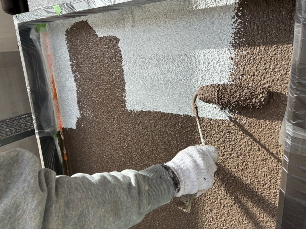 土岐市泉町久尻　外壁塗装工事　中塗り塗装