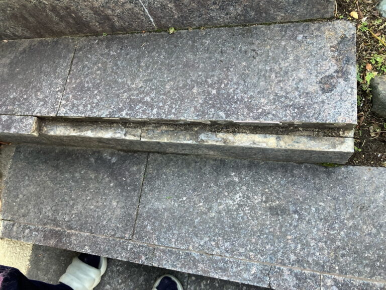 多治見市脇之島町　タイル補修工事　施工前　タイル剥がれ