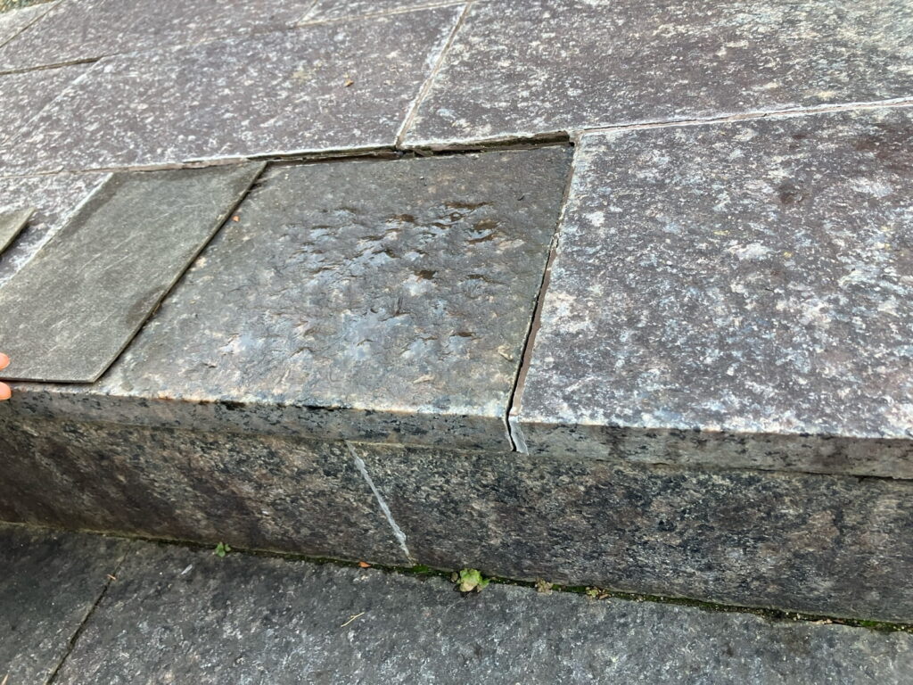 多治見市脇之島町　タイル補修工事　施工前　タイル沈み