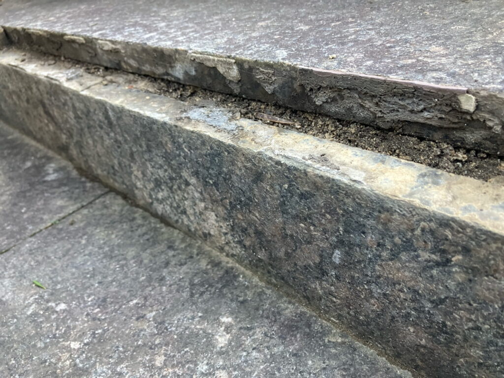 多治見市脇之島町　タイル補修工事　施工前　タイル剥がれ