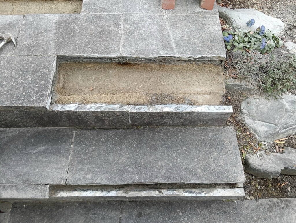 多治見市脇之島町　タイル補修工事　タイル撤去