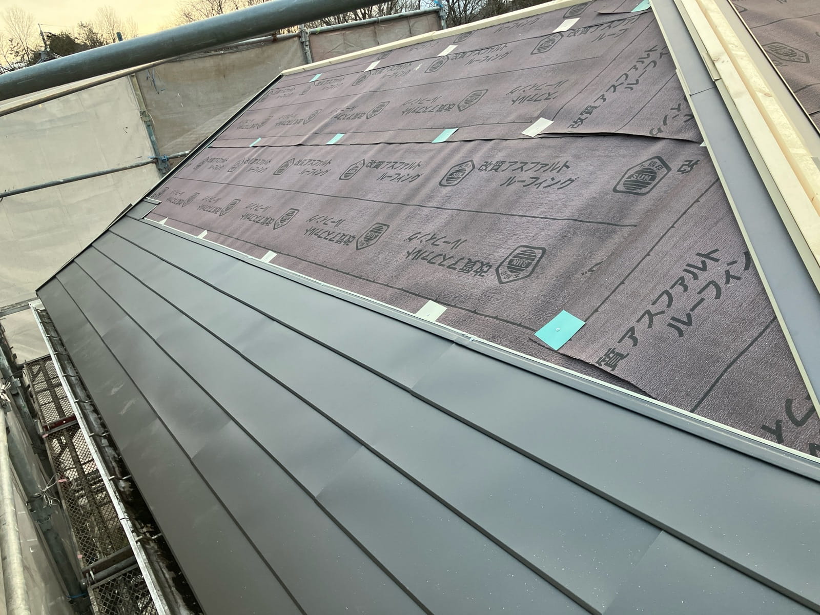 土岐市泉町久尻　屋根カバー工事　施工中　