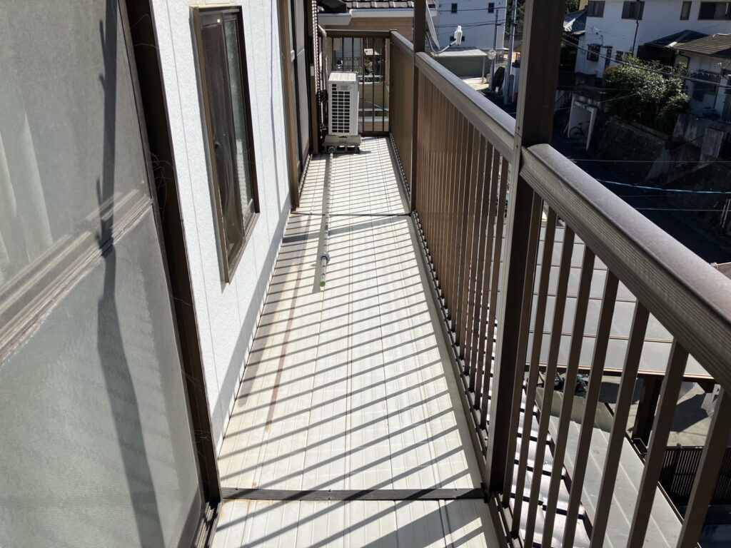春日井市坂下町　ベランダデッキ材交換前
