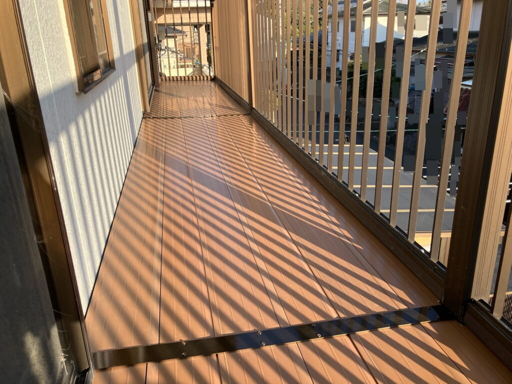 春日井市坂下町　ベランダデッキ材交換