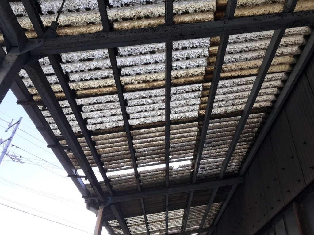 多治見市　工場　屋根　穴　拡大写真