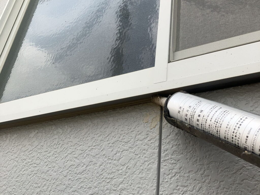 多治見市 雨水が溜まりやすいサッシ下にも、しっかりシーリング材を注入(充填)中